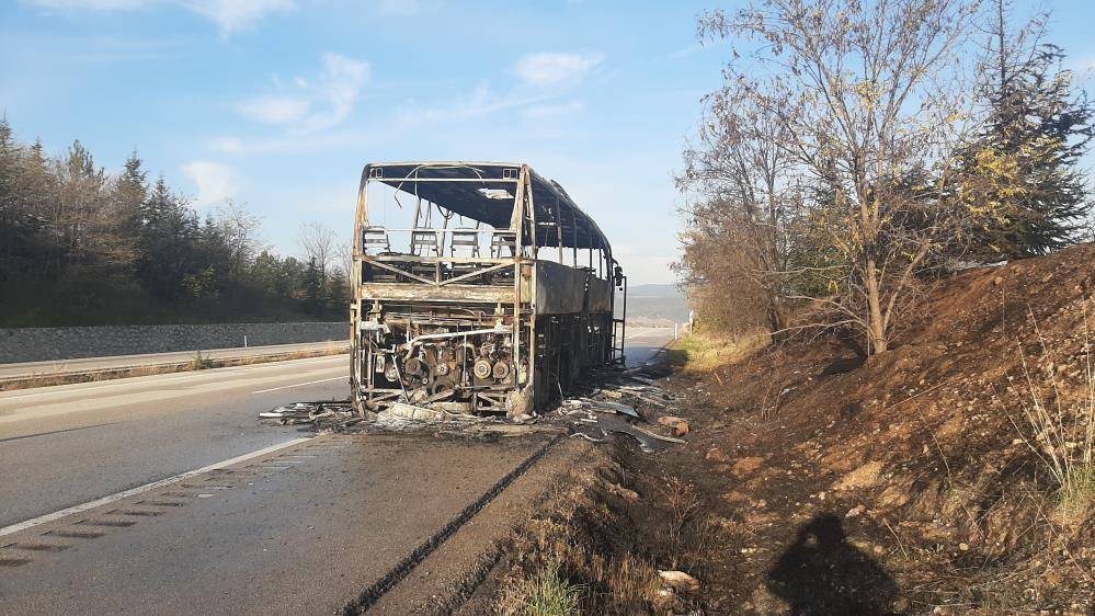 Yolcu otobüsü cayır cayır yandı! 30 yolcuyu şoförün dikkati kurtardı 8